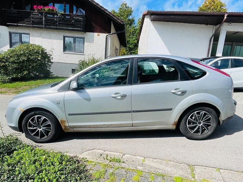 Używany Ford Focus Fun X 101 KM (74 kW) 2007 Srebrny Sedan/Limuzyna