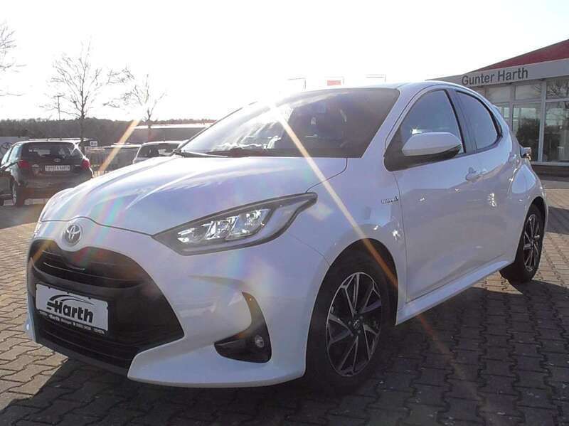 Schneeweiß Gebraucht 2021 Toyota Yaris Hybrid Kleinwagen | 18.250 € (Fairer Preis) - Bild 1/4