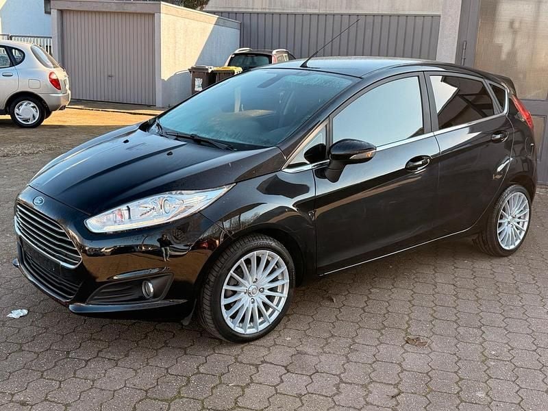 Gebraucht Ford Fiesta 101 PS (74 kW) 2015 Schwarz Limousine