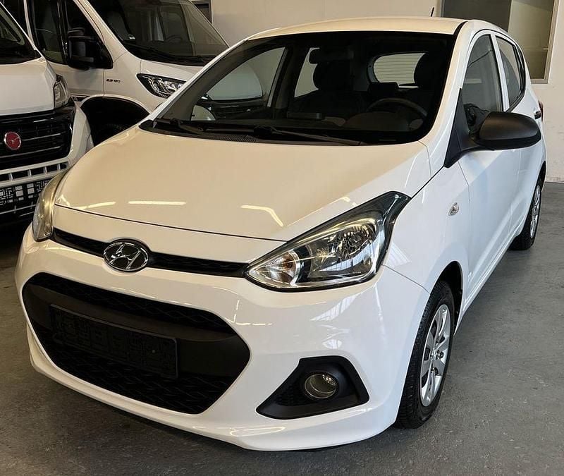Weiß Gebraucht 2015 Hyundai i10 Classic Kleinwagen | 7.499 € (Fairer Preis) - Bild 1/4