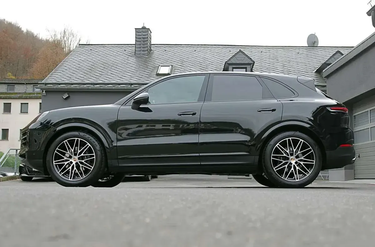 Second-hand Porsche Cayenne 354 CP (260 kW) 2025 Negru SUV