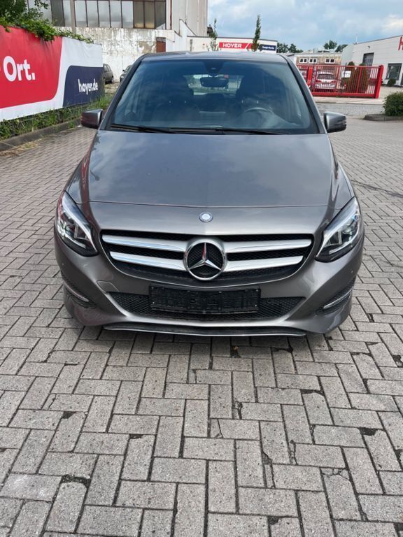Grau Gebraucht 2017 Mercedes B200 Van / Kleinbus | 14.800 € (Guter Preis) - Bild 1/4