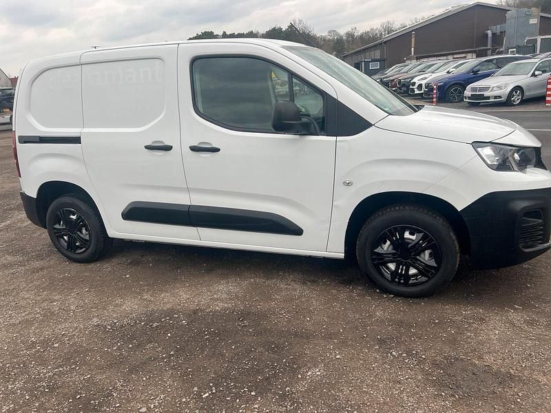 Gebraucht Peugeot Partner 110 PS (80 kW) 2020 Weiß Van / Kleinbus