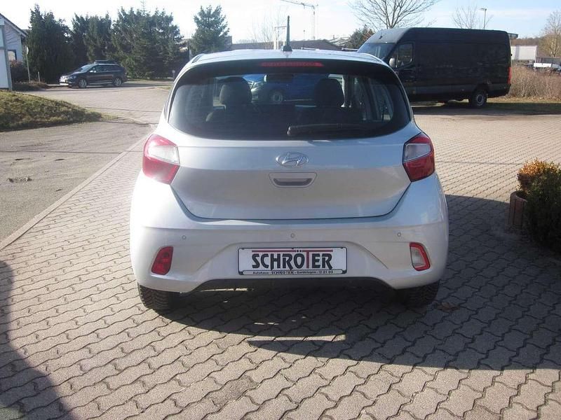Gebraucht Hyundai i10 Select 67 PS (49 kW) 2021 Sleek silver Kleinwagen