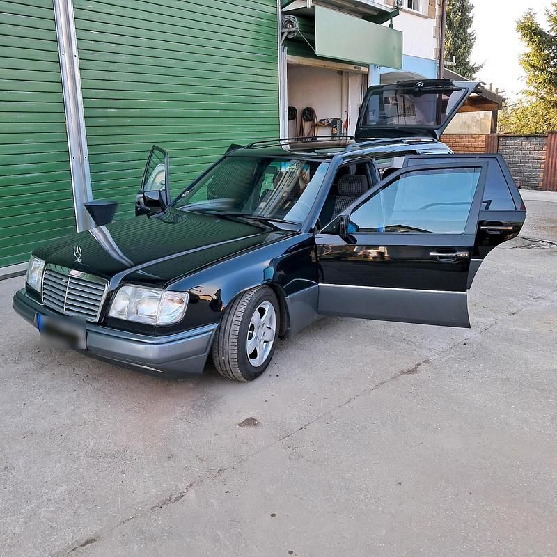 Gebraucht Mercedes E220 Edition 150 PS (110 kW) 1995 Schwarz Kombi