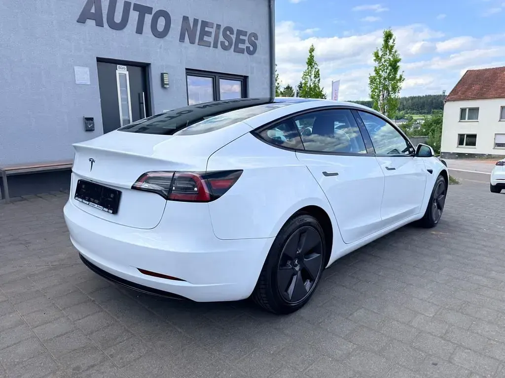 Gebraucht Tesla Model 3 Standard Range Plus 208 kW (283 PS) 2023 Weiß Limousine