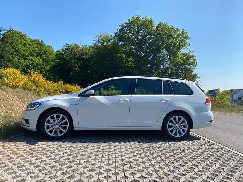 Weiß Gebraucht 2020 VW Golf VII Comfortline Kombi | 11.500 € (Guter Preis) - Bild 1/4