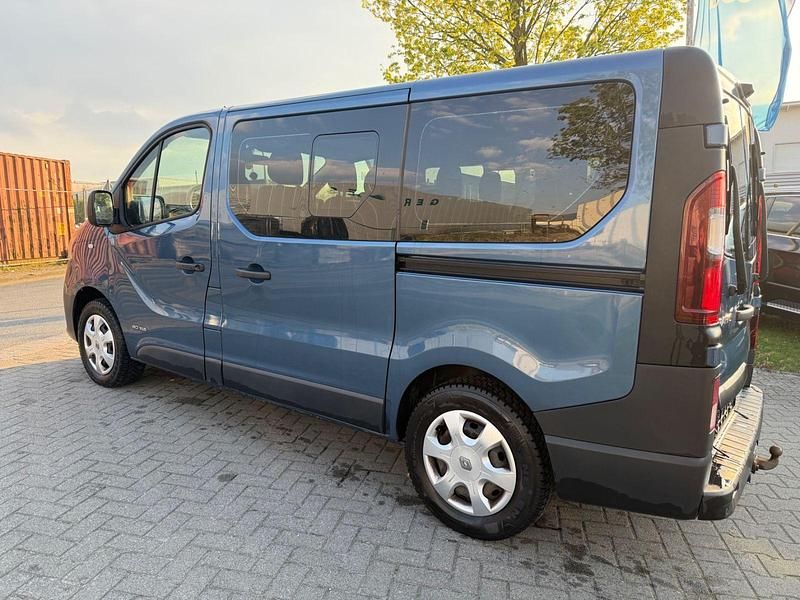 Second-hand Renault Trafic Expression 145 CP (106 kW) 2017 Albastru Monovolum