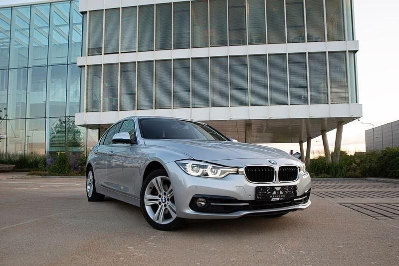 Silber Gebraucht 2017 BMW 330 Sport Line Limousine | 13.500 € (Superpreis) - Bild 1/4