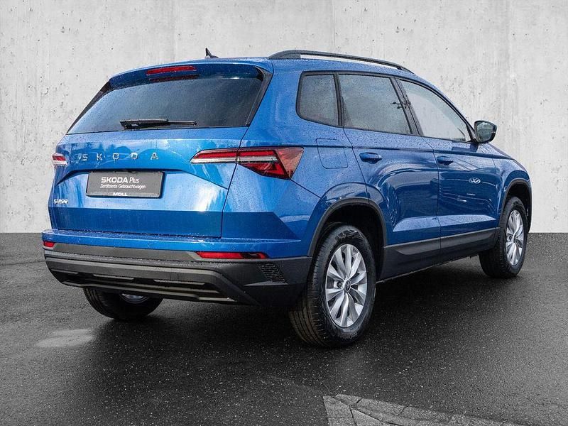 Neu Skoda Karoq Selection 150 PS (110 kW) 2025 Race blau metallic SUV