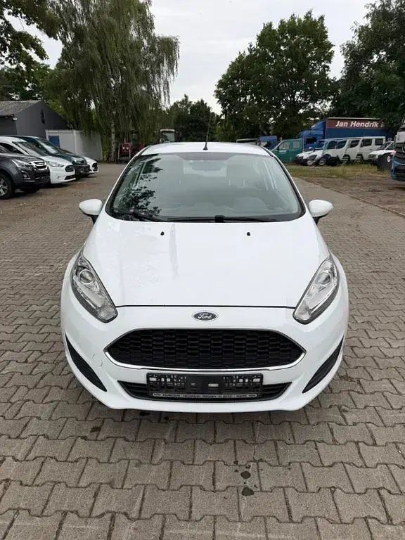 Gebraucht Ford Fiesta Trend 60 PS (44 kW) 2016 Weiß Kleinwagen