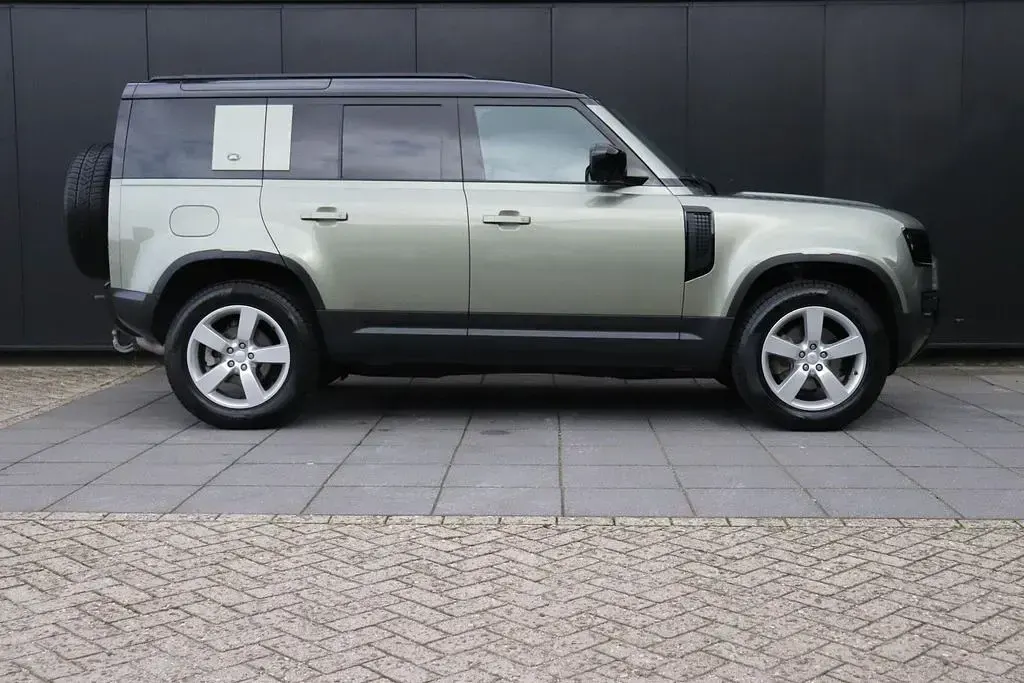 Gebraucht Land Rover Defender First Edition 252 PS (185 kW) 2021 Grün SUV