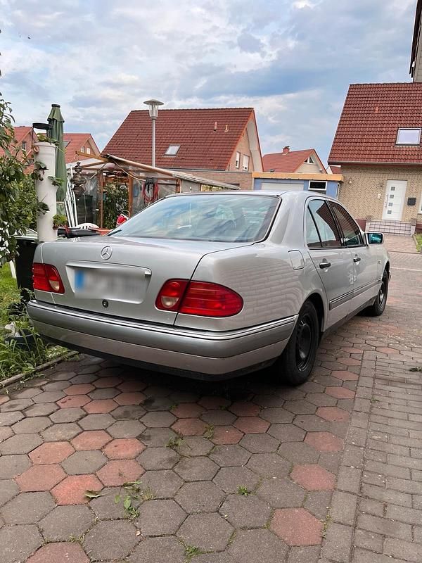 Gebraucht Mercedes E230 150 PS (110 kW) 1996 Silber Limousine