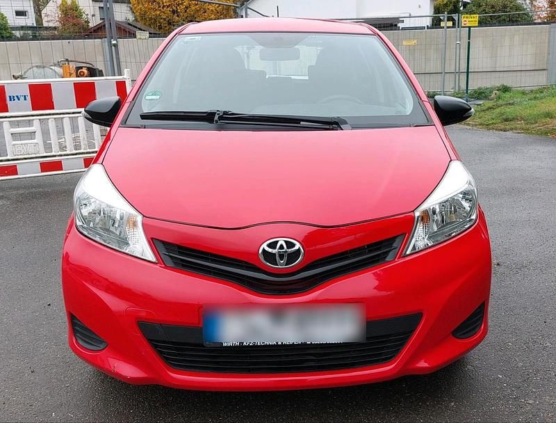 Rot Gebraucht 2013 Toyota Yaris Kleinwagen | 5.800 € (Fairer Preis) - Bild 1/4