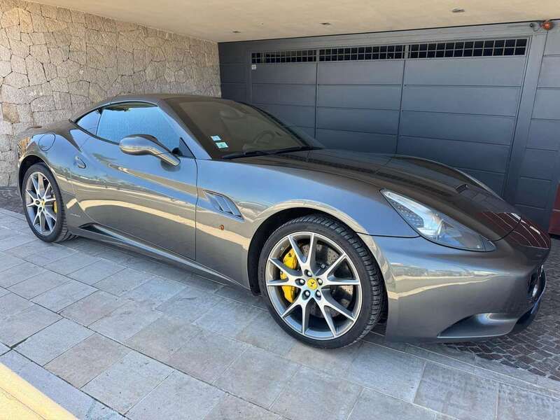 Grau Gebraucht 2010 Ferrari California Cabrio | 99.999 € - Bild 1/4