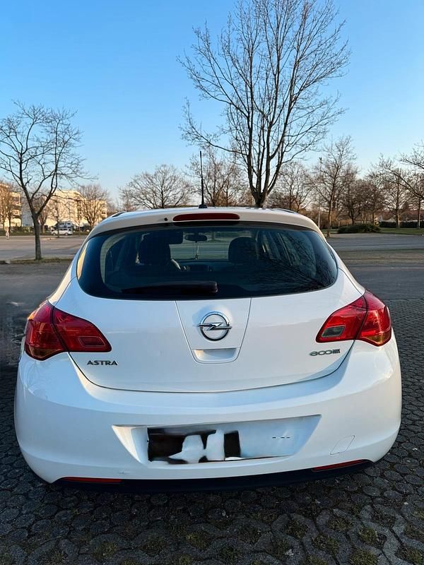 Używany Opel Astra 64 KM (47 kW) 2010 Biały Hatchback