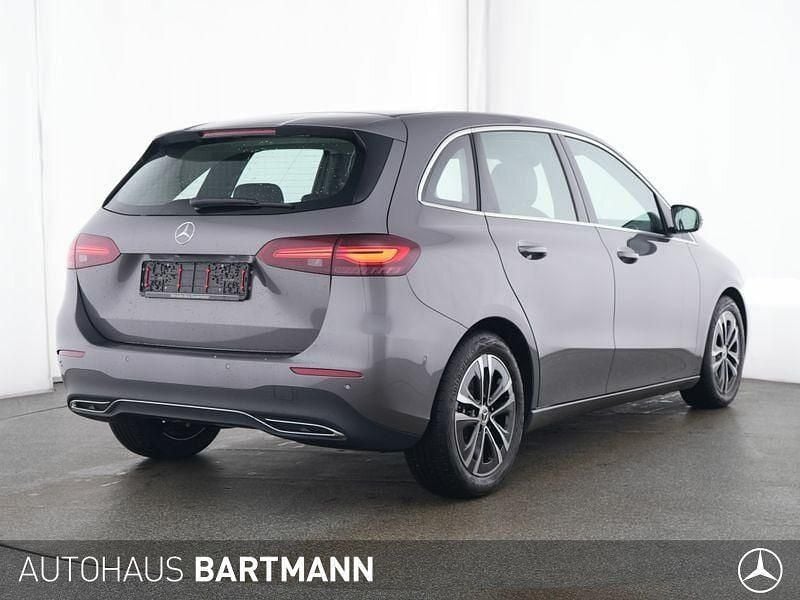 Gebraucht Mercedes B200 Progressive 163 PS (119 kW) 2024 Lack mountaingrau Van / Kleinbus