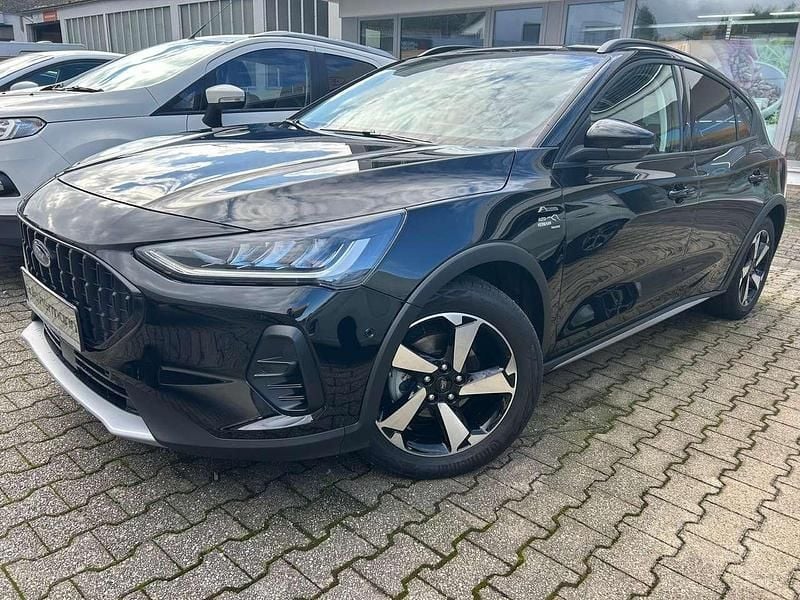 Obsidianschwarz metallic Gebraucht 2024 Ford Focus Active Limousine | 23.990 € (Fairer Preis) - Bild 1/4