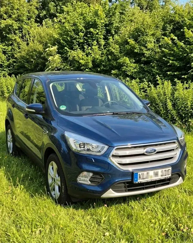 Usado Ford Kuga Trend 120 HP (88 kW) 2019 Azul SUV