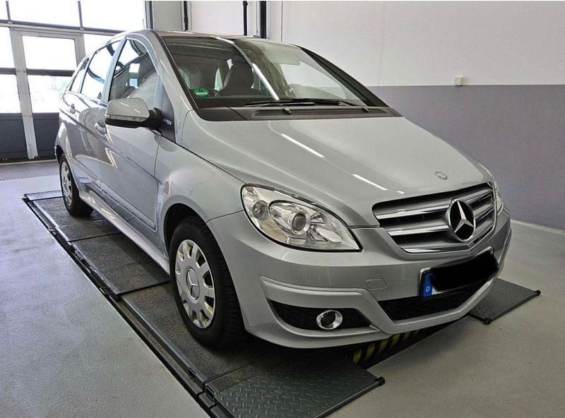 Gebraucht Mercedes B160 95 PS (69 kW) 2010 Silber Van / Kleinbus