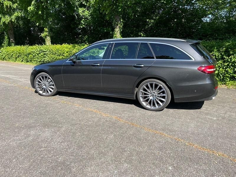 Grau Gebraucht 2023 Mercedes E220 AMG line Kombi | 42.890 € (Superpreis) - Bild 1/4