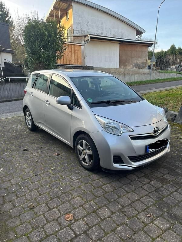 Silber Gebraucht 2011 Toyota Verso-S Kombi | 7.800 € (Fairer Preis) - Bild 1/4