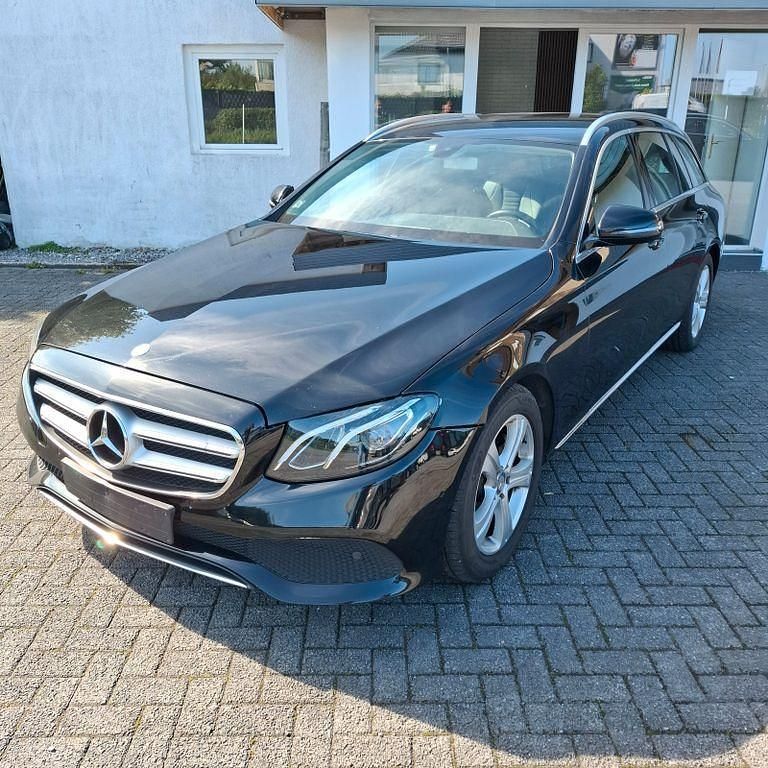 Schwarz Gebraucht 2017 Mercedes E220 Kombi | 9.590 € - Bild 1/4