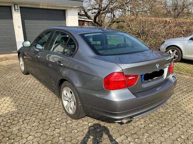 Gebraucht BMW 320 184 PS (135 kW) 2010 Grau Limousine