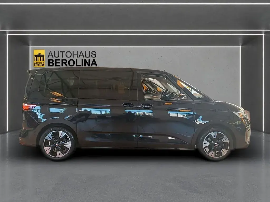 Gebraucht VW Multivan Life 150 PS (110 kW) 2025 Deep black perleffekt Van / Kleinbus