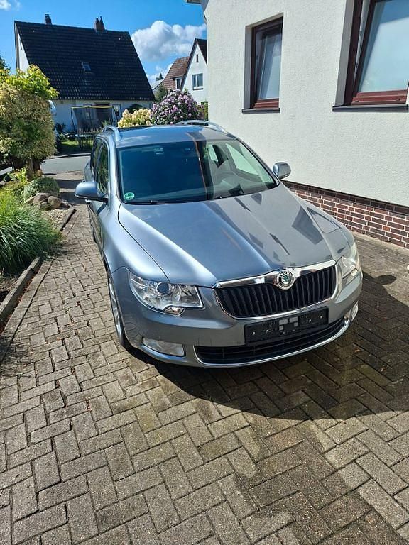 Grau Gebraucht 2011 Skoda Superb Elegance Kombi | 5.400 € (Guter Preis) - Bild 1/4
