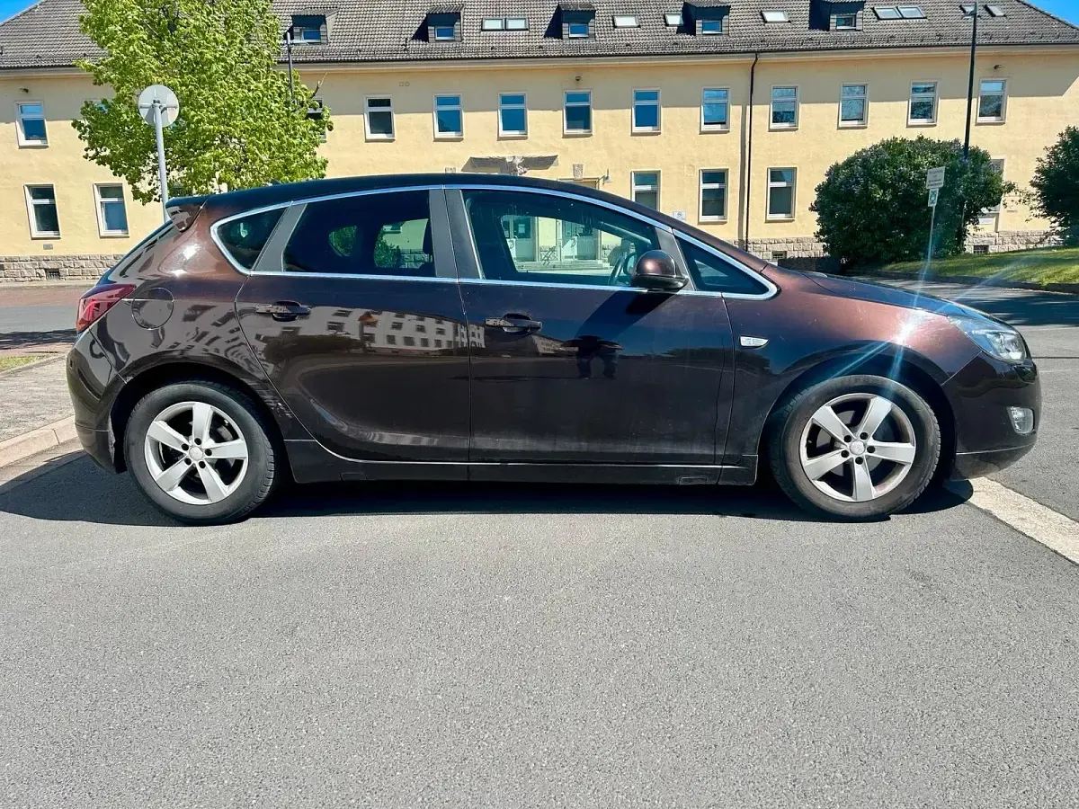 Gebraucht Opel Astra Innovation 140 PS (102 kW) 2014 Andere farben Limousine