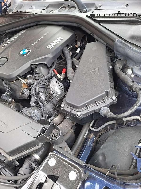 Gebraucht BMW 318 Sport Line 136 PS (100 kW) 2018 Blau Limousine