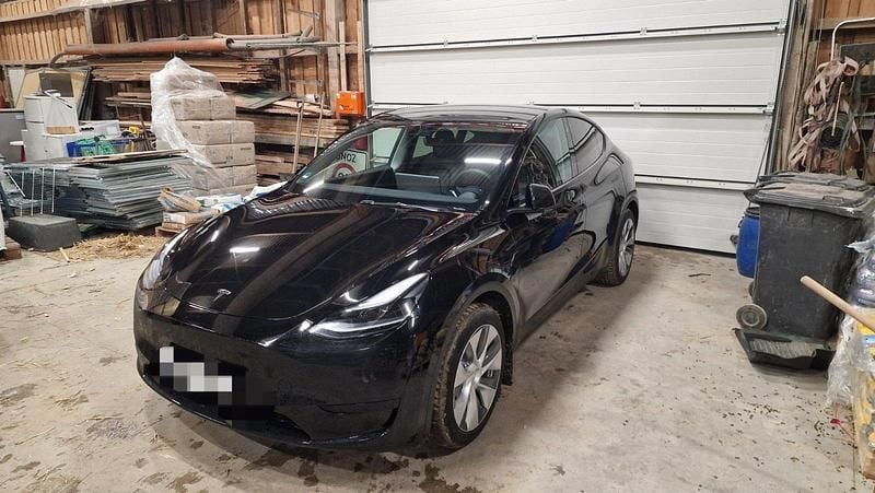 Schwarz Gebraucht 2023 Tesla Model Y Standard Range SUV | 30.500 € (Guter Preis) - Bild 1/4