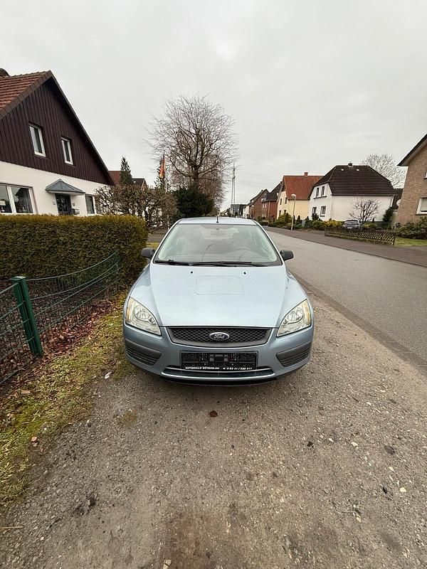 Blau Gebraucht 2005 Ford Focus Kleinwagen | 900 € (Fairer Preis) - Bild 1/4