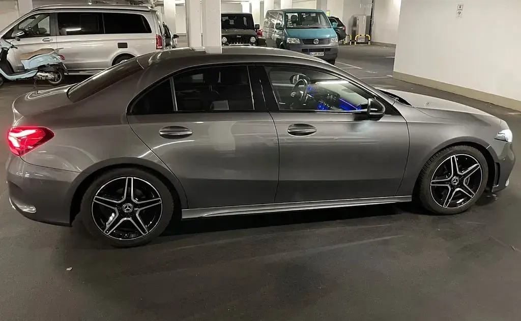 Gebraucht Mercedes A180 AMG line 136 PS (100 kW) 2019 Grau Limousine