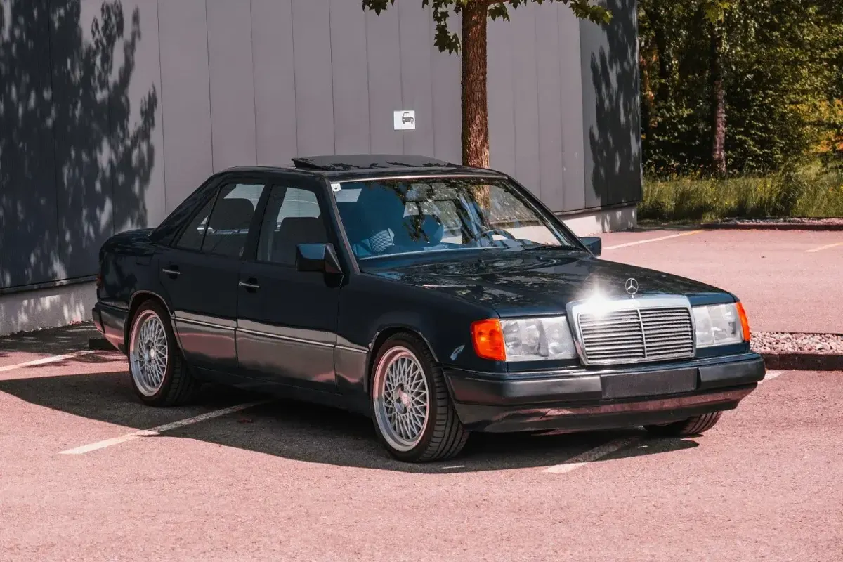 Gebraucht Mercedes E220 150 PS (110 kW) 1993 Blau Limousine