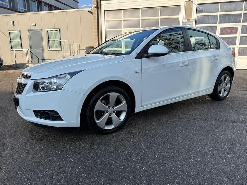 Gebraucht Chevrolet Cruze LTZ 141 PS (103 kW) 2012 Weiß Kleinwagen