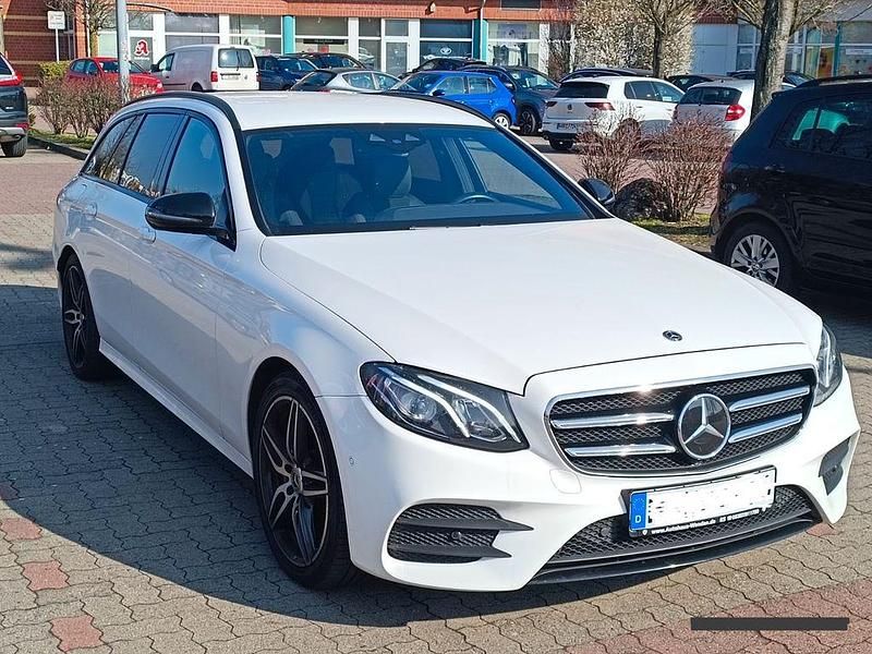 Weiß Gebraucht 2020 Mercedes E220 AMG line Limousine | 26.700 € (Superpreis) - Bild 1/4