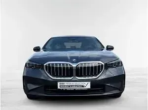 Gebraucht BMW 550 489 PS (359 kW) 2025 Grau (sophistograu brillanteffekt metalli) Limousine