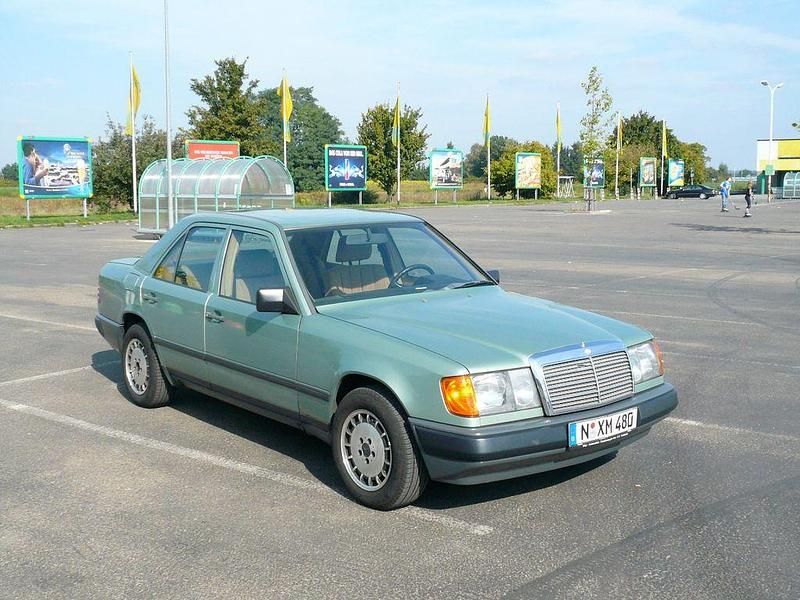 Second-hand Mercedes E230 132 CP (97 kW) 1987 Verde Berlinǎ
