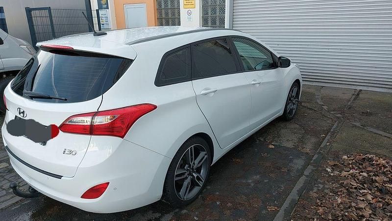 Gebraucht Hyundai i30 Trend 101 PS (74 kW) 2016 Weiß Limousine