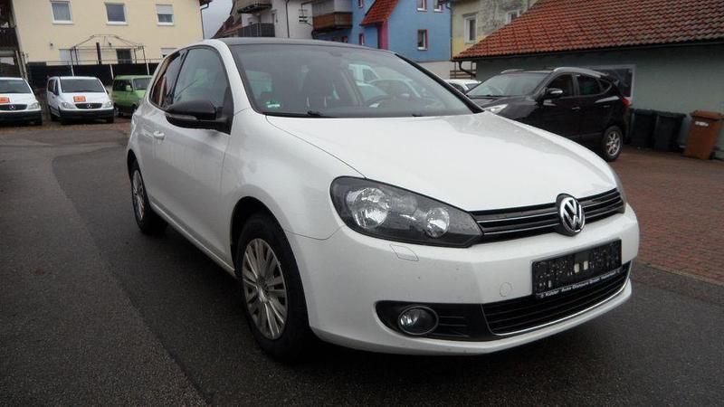 Gebraucht VW Golf VI Style 105 PS (77 kW) 2011 Weiß Kleinwagen