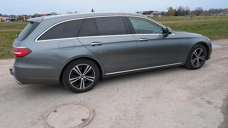 Gebraucht Mercedes E220 194 PS (142 kW) 2017 Grau Kombi