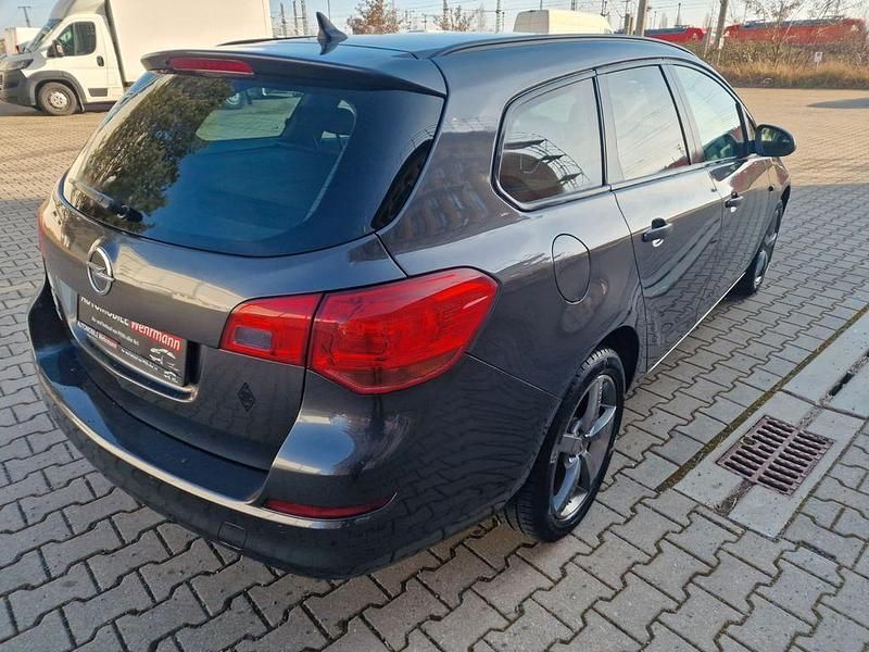 Gebraucht Opel Astra Design Edition 101 PS (74 kW) 2011 Grau Kombi