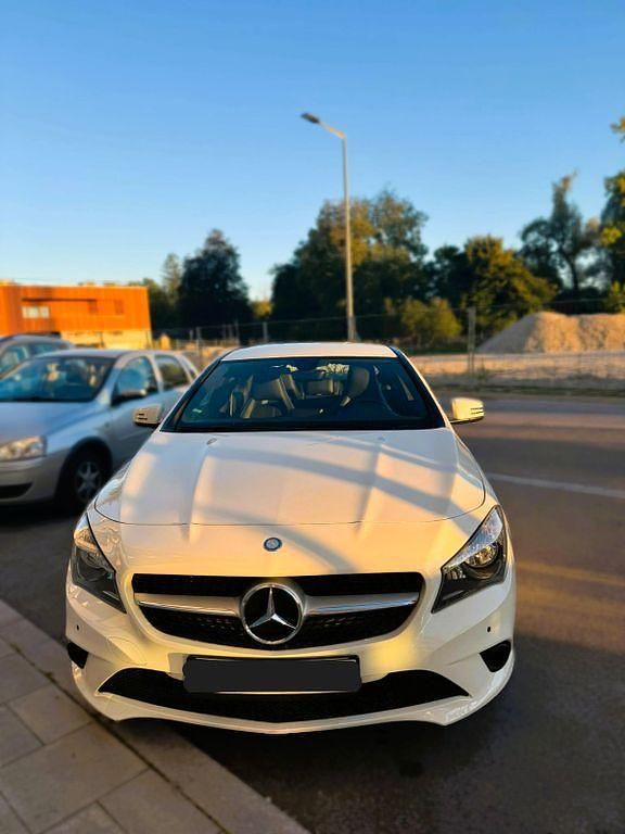 Weiß Gebraucht 2014 Mercedes CLA180 Edition Limousine | 12.400 € (Guter Preis) - Bild 1/4