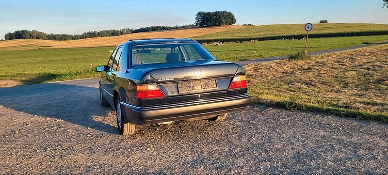 Gebraucht Mercedes E260 160 PS (117 kW) 1991 Blau Limousine