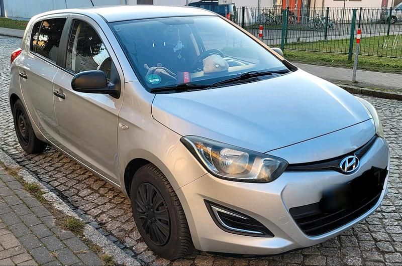 Gebraucht Hyundai i20 83 PS (61 kW) 2014 Silber Kleinwagen