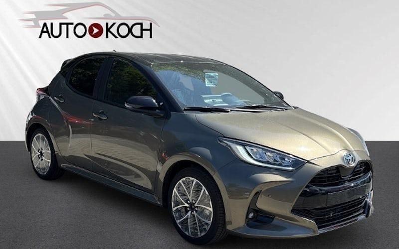 Braun Neu 2024 Toyota Yaris Hybrid Plus Limousine | 25.290 € (Superpreis) - Bild 1/4