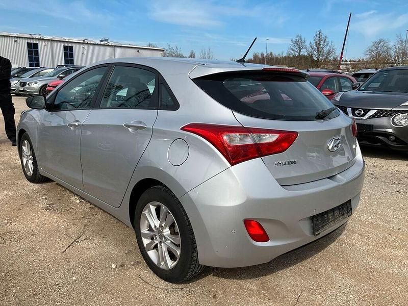 Gebraucht Hyundai i30 Intro Edition 99 PS (72 kW) 2012 Silber Limousine