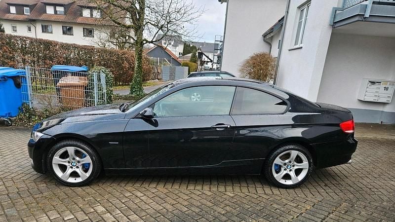 Gebraucht BMW 320 170 PS (125 kW) 2009 Schwarz Coupé